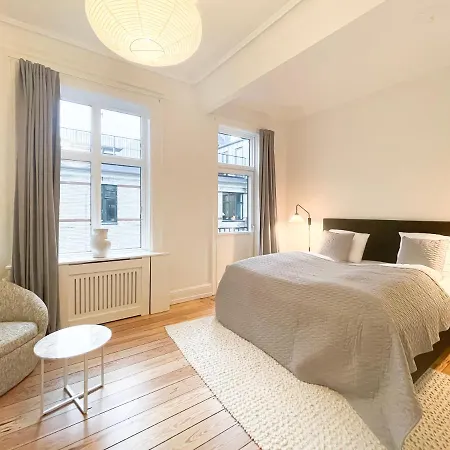 Large & Modern 4 Bedroom Apartament *