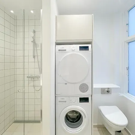 Large & Modern 4 Bedroom Apartament