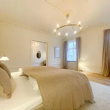 Large & Modern 4 Bedroom Kopenhaga