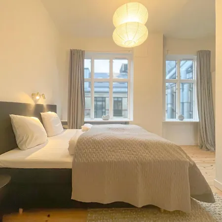 Large & Modern 4 Bedroom Apartament *