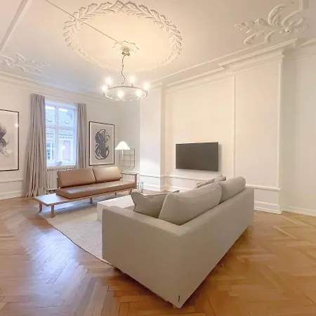 Large & Modern 4 Bedroom Kopenhaga