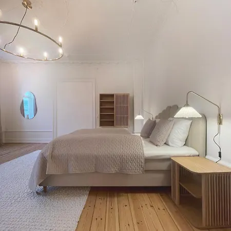 Large & Modern 4 Bedroom Apartment *