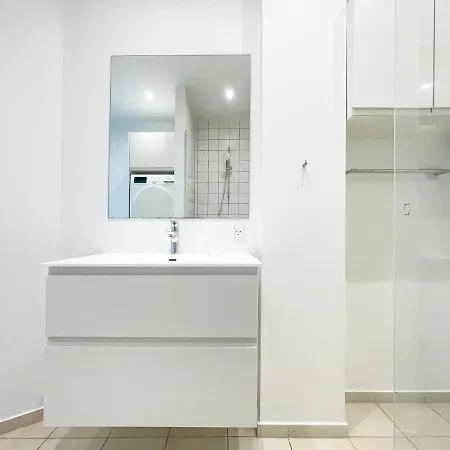 Large & Modern 4 Bedroom Apartment
