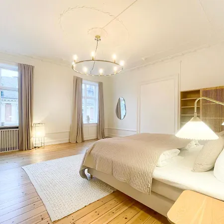 Apartment Large & Modern 4 Bedroom Apartment Copenhagen
