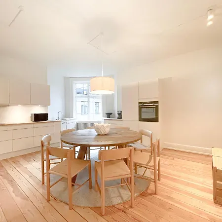 Large & Modern 4 Bedroom Apartment