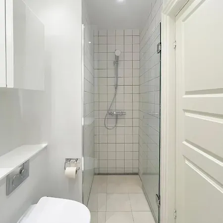 Large & Modern 4 Bedroom Apartment *