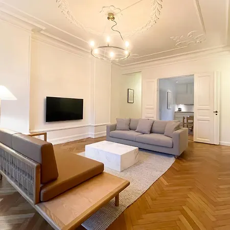 Large & Modern 4 Bedroom Apartment Apartment *