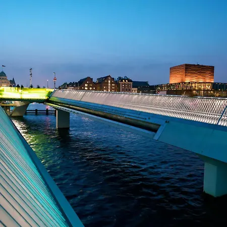 Large & Modern 4 Bedroom *