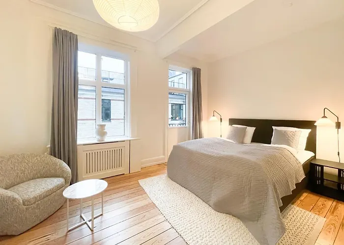 Large & Modern 4 Bedroom アパート *