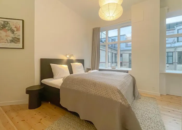 Large & Modern 4 Bedroom アパート *