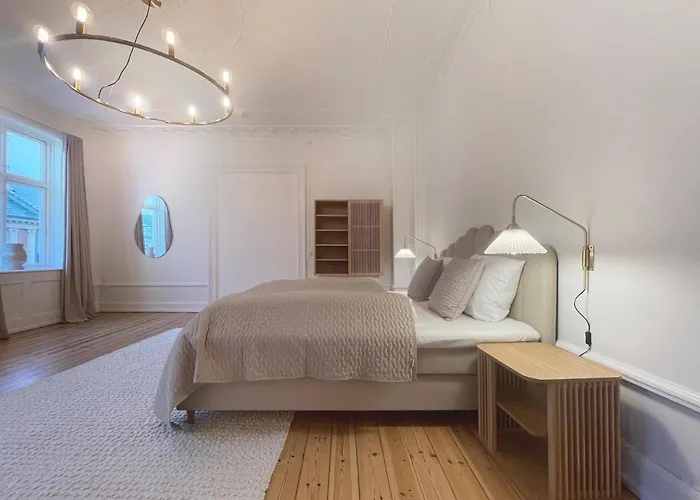 Large & Modern 4 Bedroom *