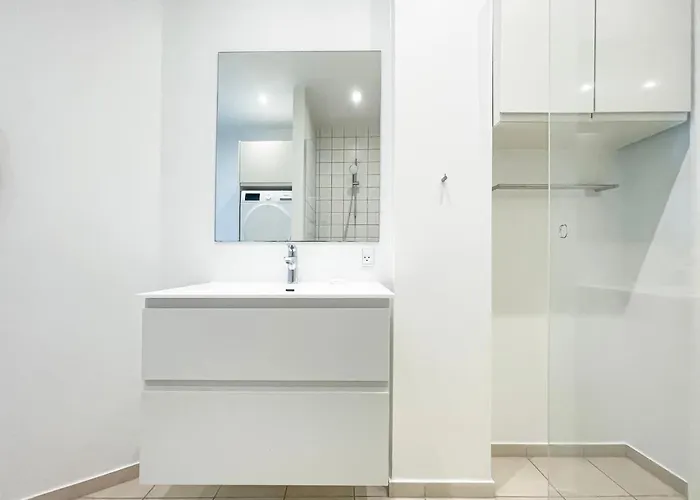 Large & Modern 4 Bedroom