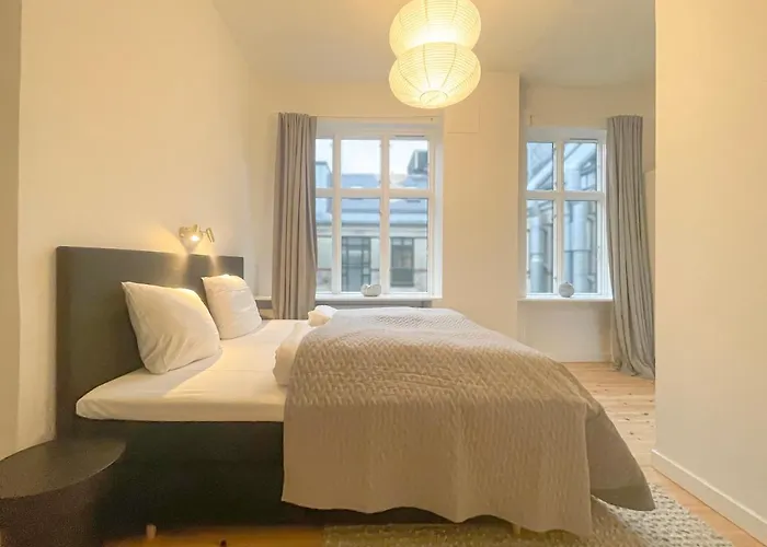 Large & Modern 4 Bedroom アパート *