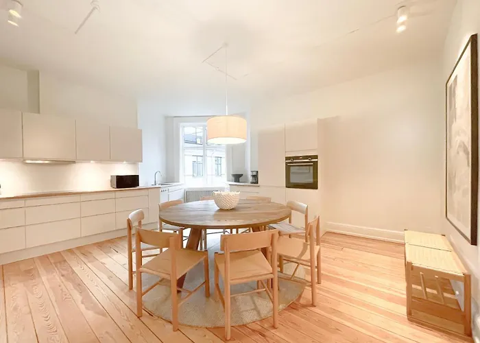 Large & Modern 4 Bedroom