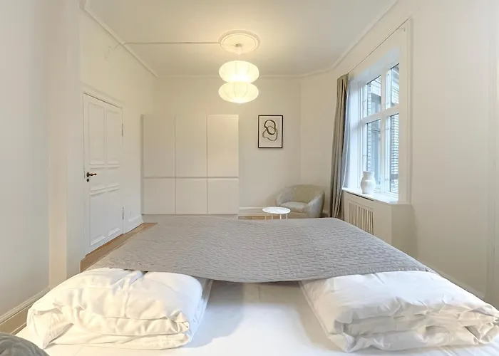 Large & Modern 4 Bedroom アパート *