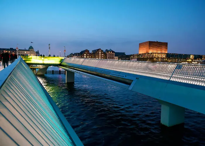 Large & Modern 4 Bedroom *