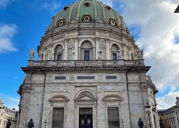 Large & Modern 4 Bedroom アパート