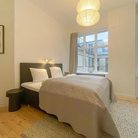 Large & Modern 4 Bedroom アパート *