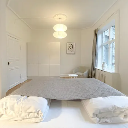 Large & Modern 4 Bedroom アパート *