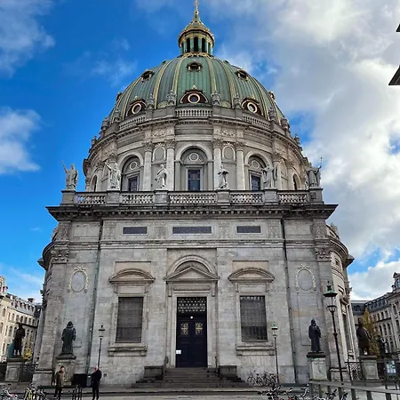 Large & Modern 4 Bedroom アパート